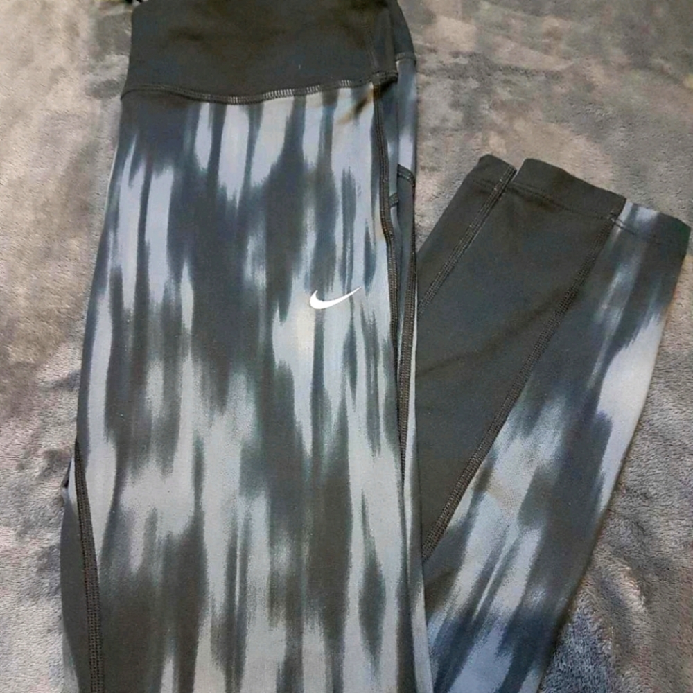 NIKE WOMEN'S LEGENDARY TIGHTS - MEDIUM